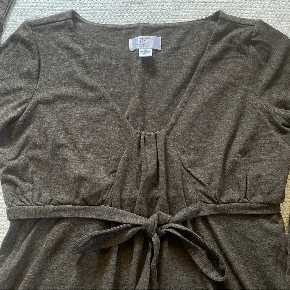Ann Taylor LOFT Brown Stretchy Midi Tie Front Dress Side Zip 3/4 Sleeves Size 2P - Picture 2 of 10
